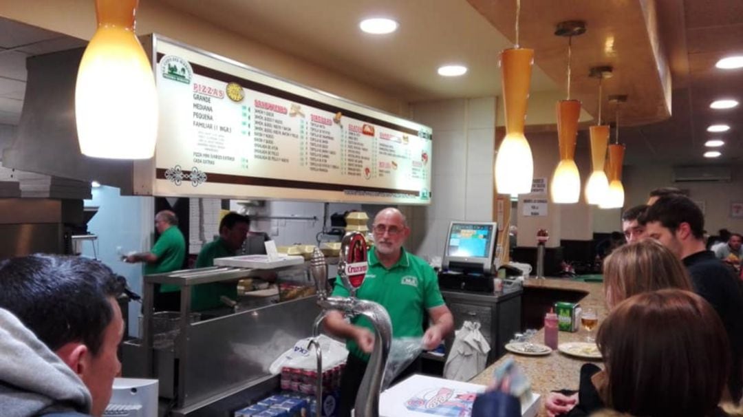 Interior de El Coto del Marqués, con la barra llena de clientes