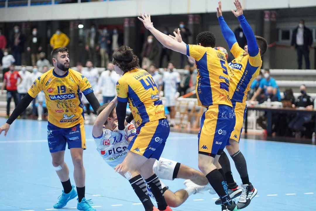 Imagen del encuentro de la 1ª vuelta entre ambos equipos disputado en el Palacio Municipal dos Deportes de Pontevedra.