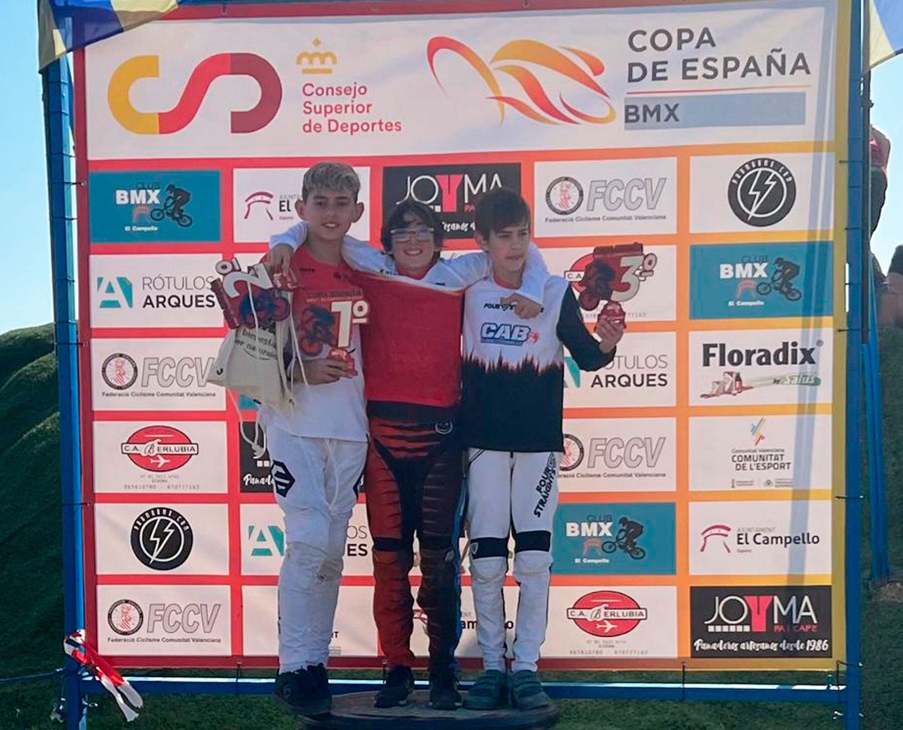 Vicente García, en el centro del podio de su categoría alevín masculino