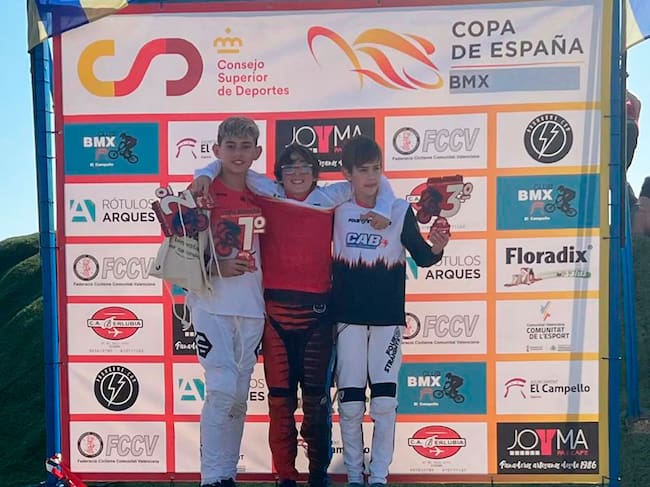 Vicente García, en el centro del podio de su categoría alevín masculino