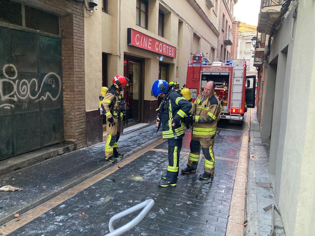 Momento de la actuación de los bomberos en Barbastro