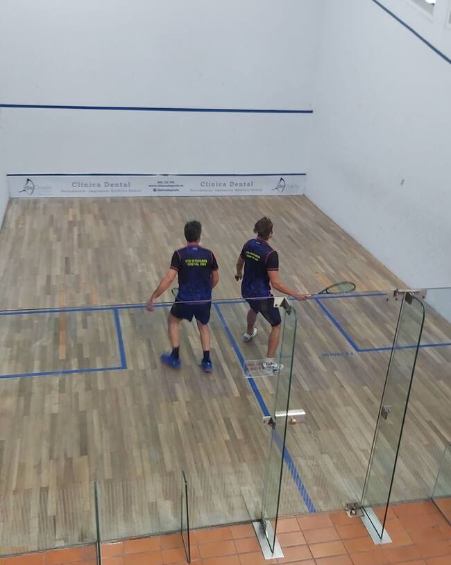 Un instante de la final entre Manolo Candalija y Janis Melderis en la categoría +35