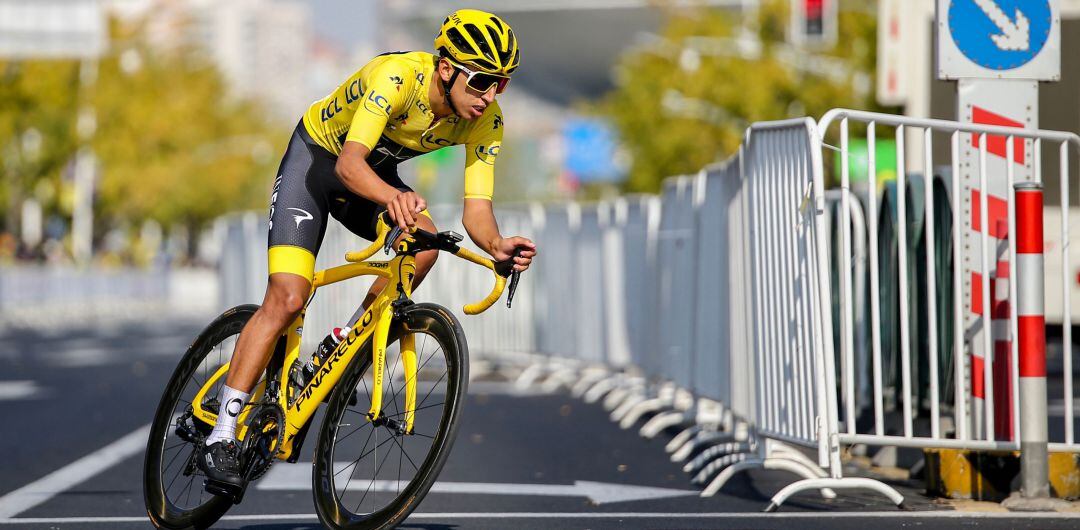 Egan Bernal, durante una etapa de la vuelta ciclista a China