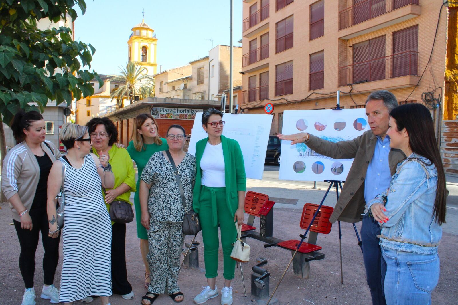 El alcalde de Lorca, Fulgencio Gil, presenta el proyecto de la futura Plaza de las Hortalizas a las placeras