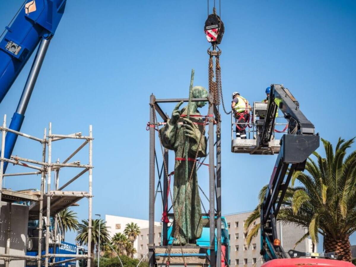 Adolfo Cordobés, concejal de Patrimonio Histórico de La Laguna: "Lo más deteriorado de la escultura del Padre Anchieta es el pedestal"