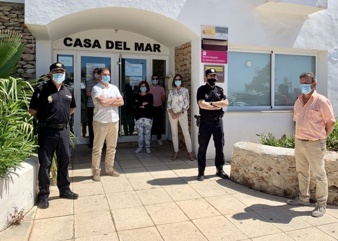 Un momento durante el minuto de silencio a las puertas de la Dirección Insular del Estado