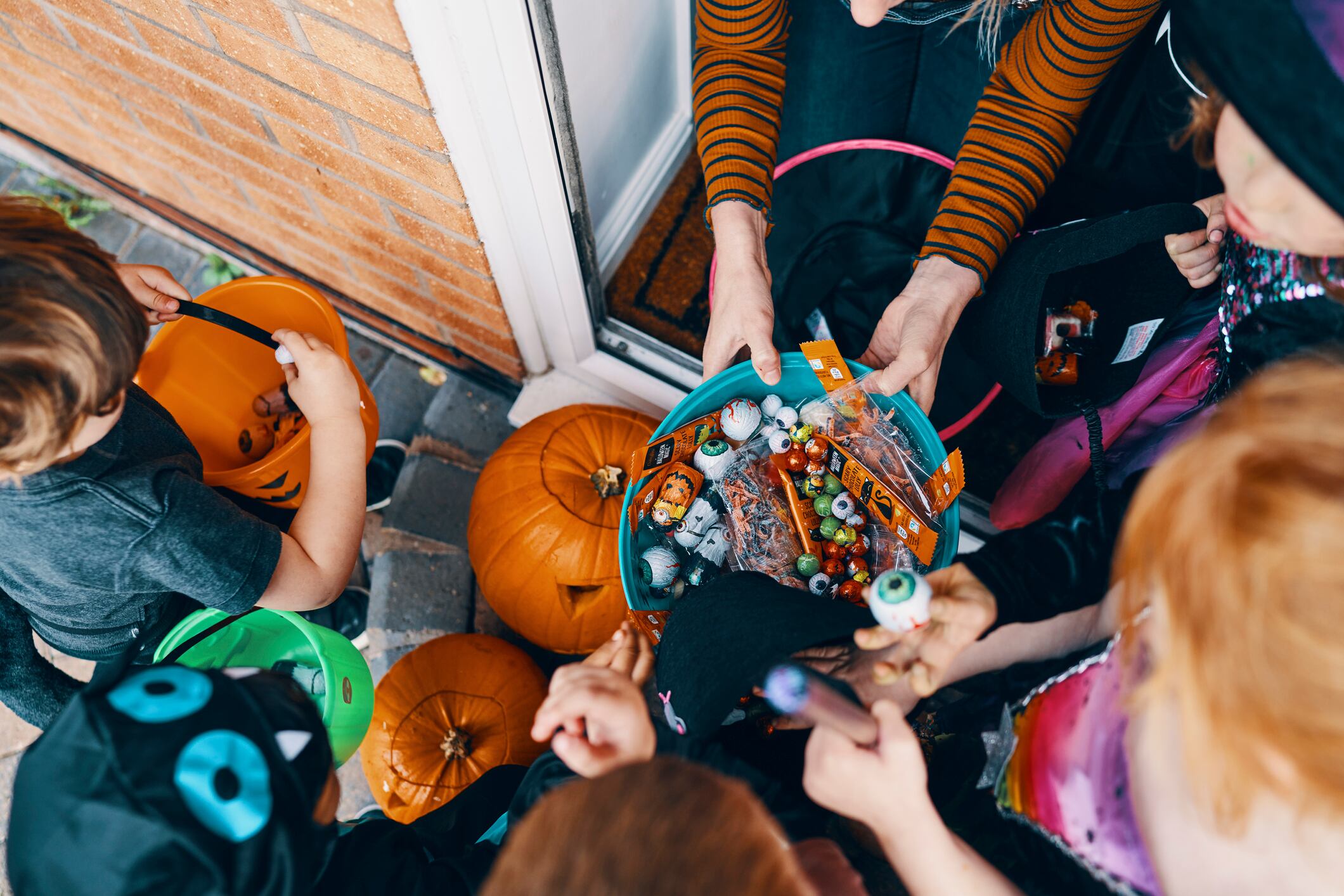 Un grupo de niños pide caramelos en Halloween.