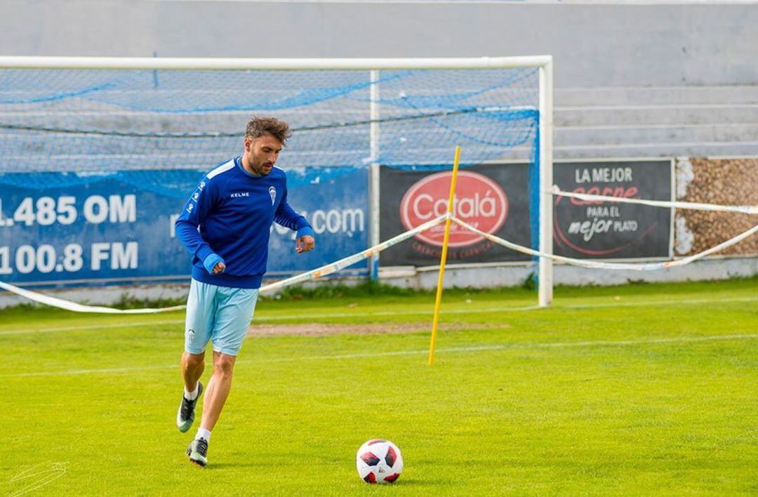 Eldin, en un entrenamiento del Alcoyano