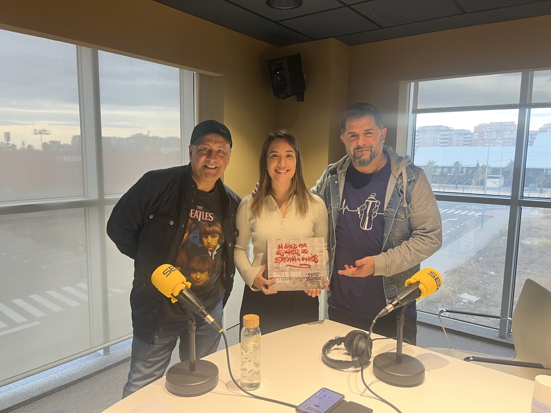 Jose Luis El Chino y MC Alberto  en el programa Hoy por Hoy Castellón con el libro que recoge la anécdota de The Beatles