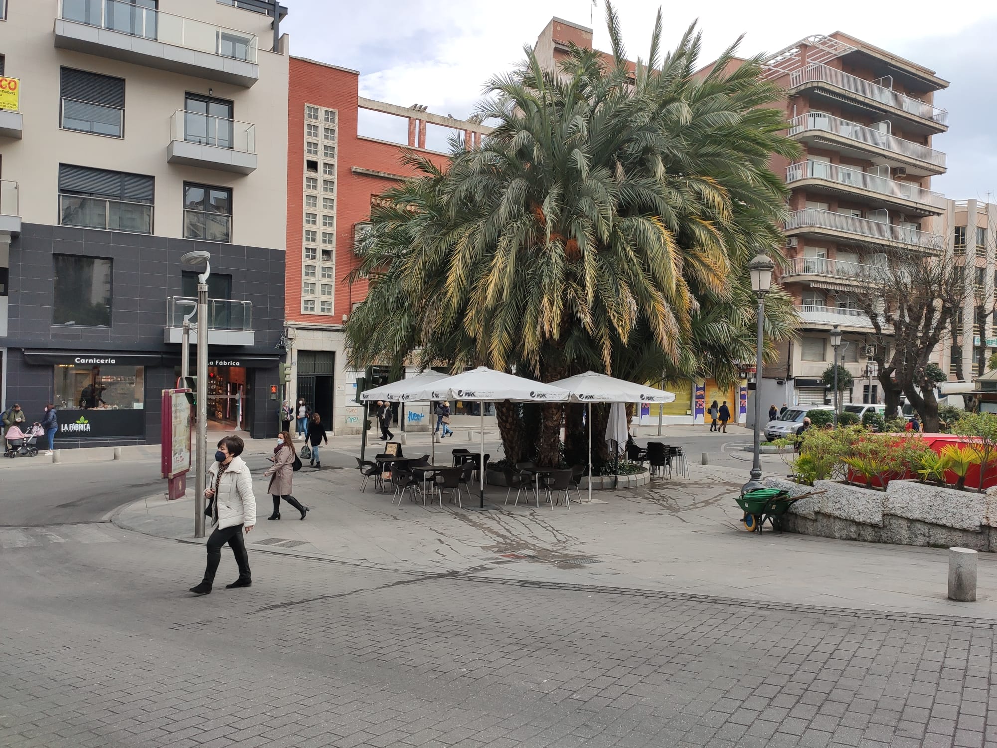 Personas pasean por el entorno de la Plaza de los Jardinillos, en Jaén capital