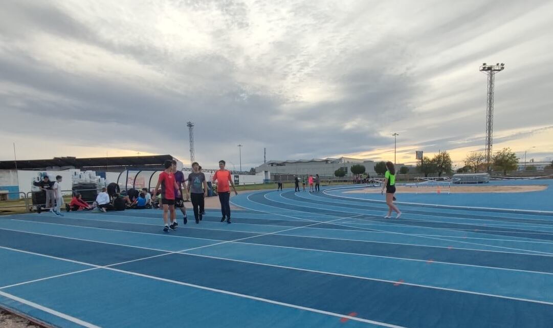 Los atletas han regresado a los entrenamientos en el anillo de las pistas de El Montecillo este lunes