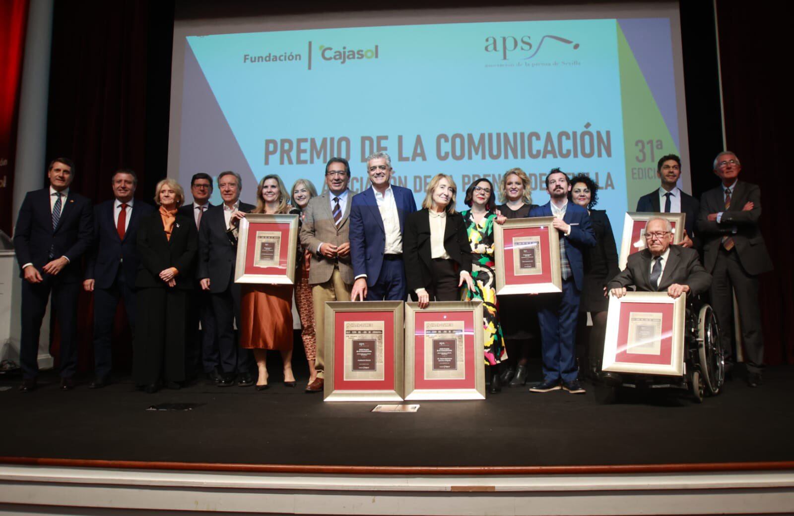 Foto de familia de los premiados de la Asociación de la Prensa de Sevilla.