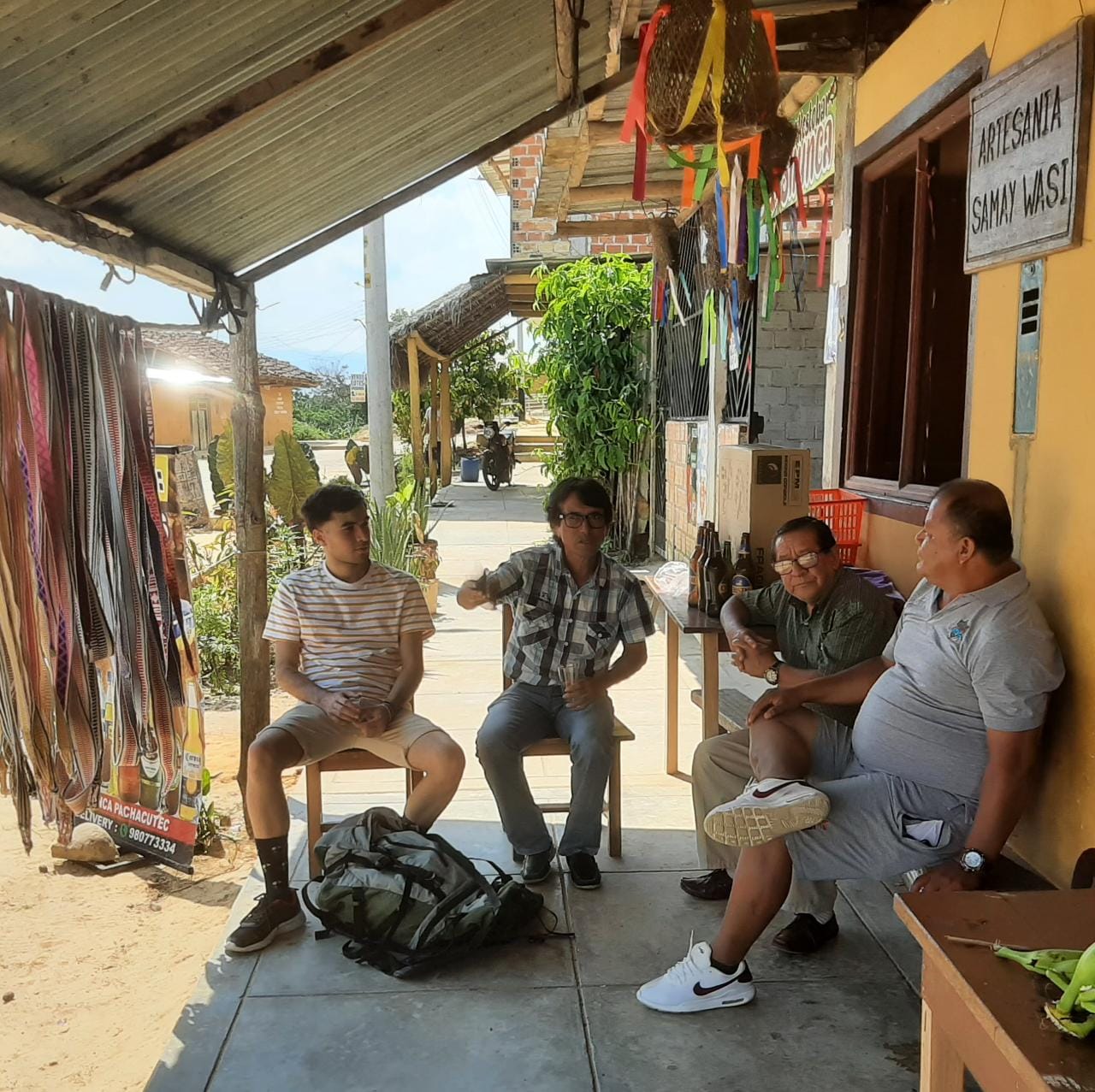 Iñaki Azkue, a la izquierda, departe con con un grupo de peruanos