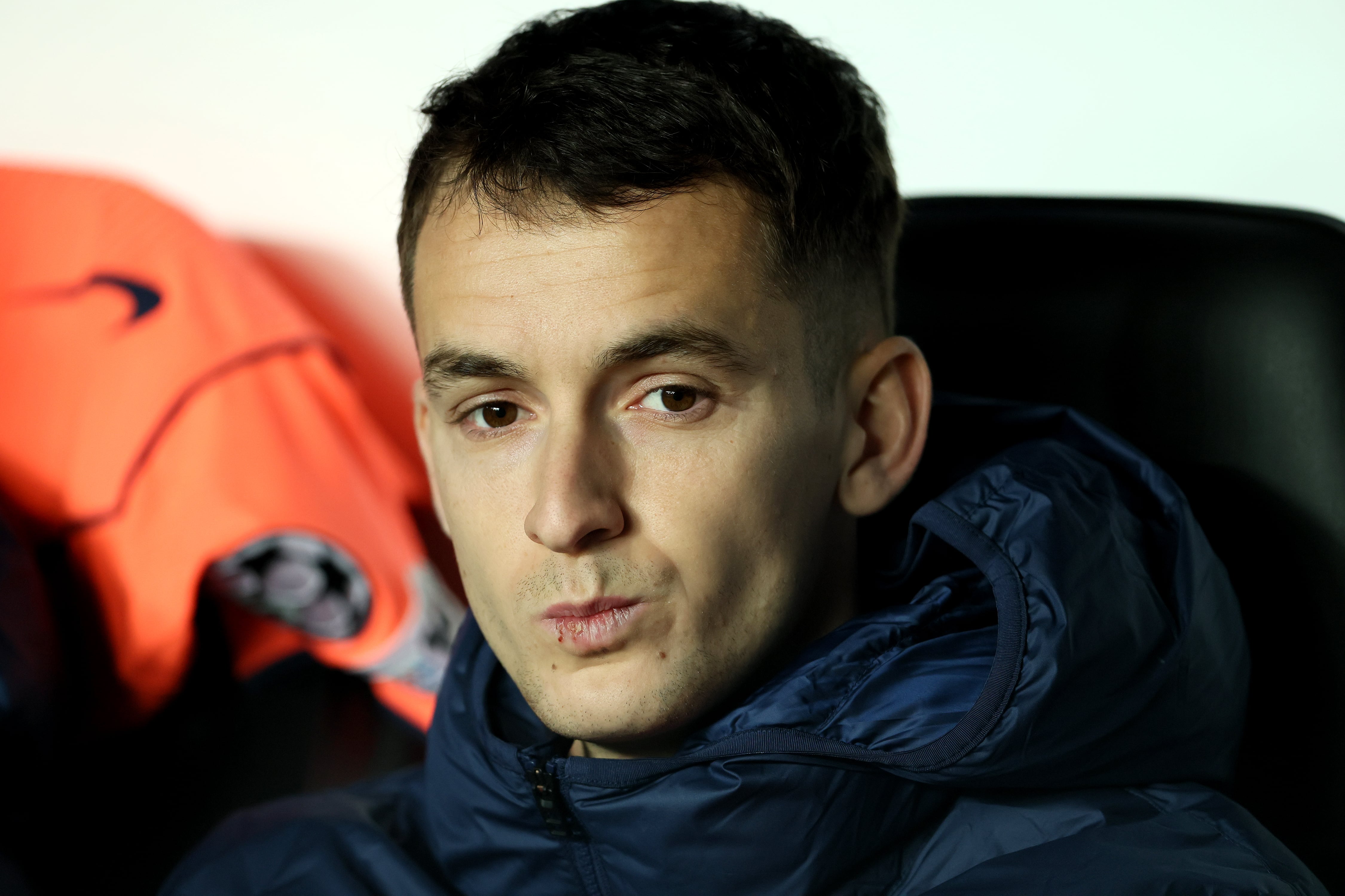 Marc Casadó, jugador del FC Barcelona, pensativo en el banquillo