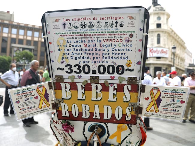 MADRID, SPAIN - MAY 22: A banner with the estimated number of missing babies (330,000) during a rally of victims of baby theft in Spain, at Plaza de Jacinto Benavente, on May 22, 2022, in Madrid, Spain. The Madrid associations 'Todos los niños robados son tambien mis niños', 'Adelante Bebes Robados' and 'SOS Bebes Robados Madrid' pay tribute to the people who have helped them in the fight to clear up cases of missing newborns. The call claims the objective of achieving the approval of the law on stolen babies so that the victims can have institutional help. (Photo By Isabel Infantes/Europa Press via Getty Images)