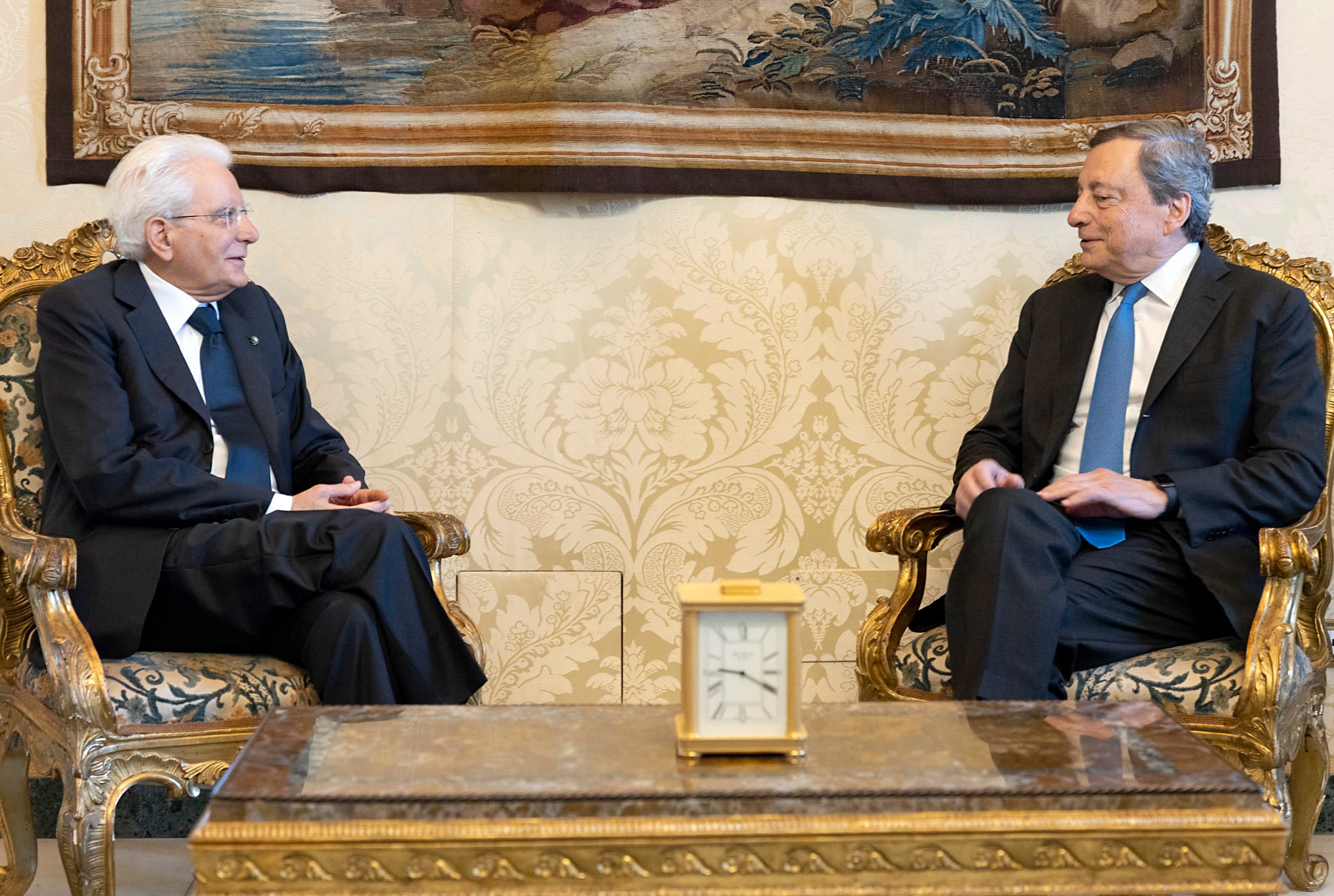 El presidente de Italia, Sergio Mattarella, junto con el ya primer ministro en funciones, Mario Draghi