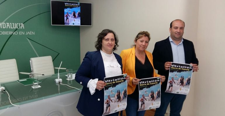 La delegada de Turismo, Cultura y Deporte, Pilar Salazar, en el centro, tras la presentación del VI Triatlón Sierra de Cazorla, en la que también ha participado el alcalde de Pozo Alcón, Iván Cruz (derecha).