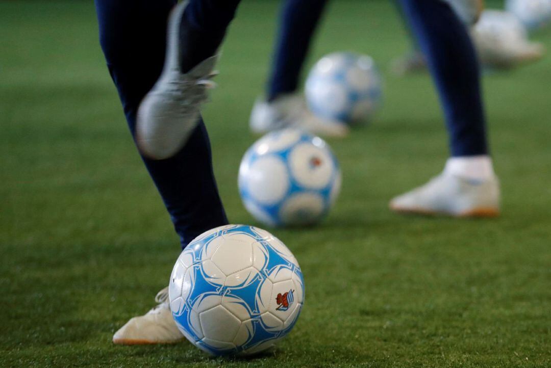 Imagen de un balón de la Real Sociedad en Zubieta