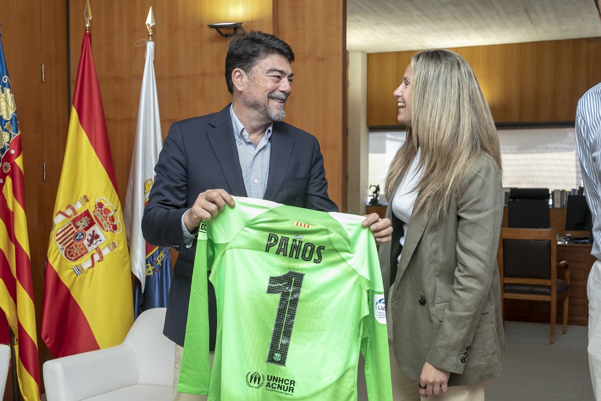 Luis Barcala, alcalde de Alicante, y Sandra Paños, jugadora FC Barcelona