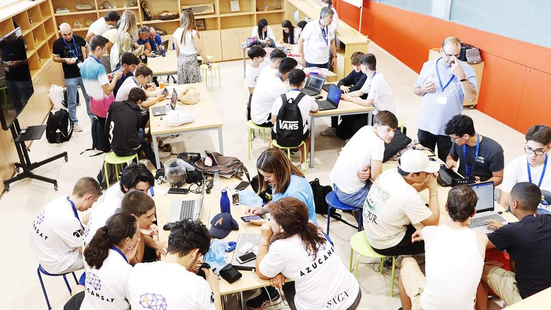 Trabajo de los alumnos en la biblioteca del Museo regional de Paleontología, centro colaborador del proyecto CanSat.