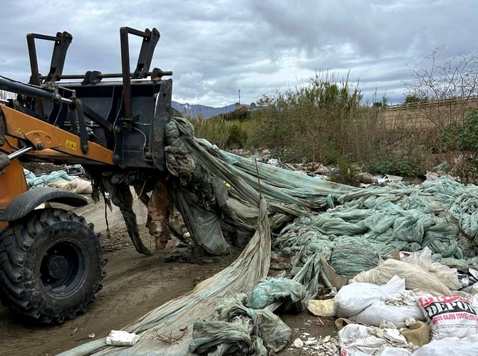 El Ayuntamiento retira en lo que llevamos de año 380.000 kilos de residuos del cauce del río Andarax, 80.000  más que en todo 2023.