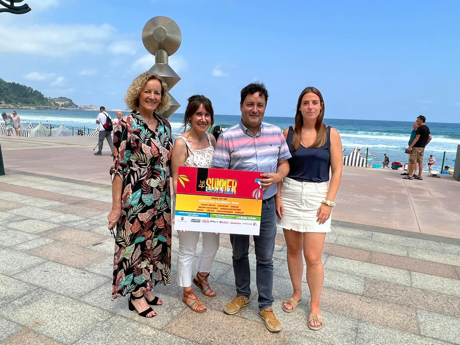 Begoña Marañón, Directora de PRISA Media en Euskadi, Miren Josebe Aranguren, locutora LOS40 Euskadi; Xabier Txurruka , alcalde de Zarautz; Leire Arana, concejala de turismo en funciones del Ayuntamiento de Zarautz.