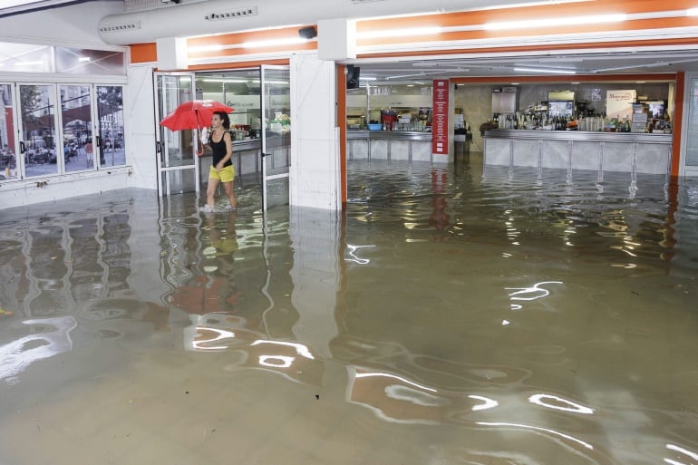 Imagen de archivo de la playa de Gandia afectada por las lluvias.