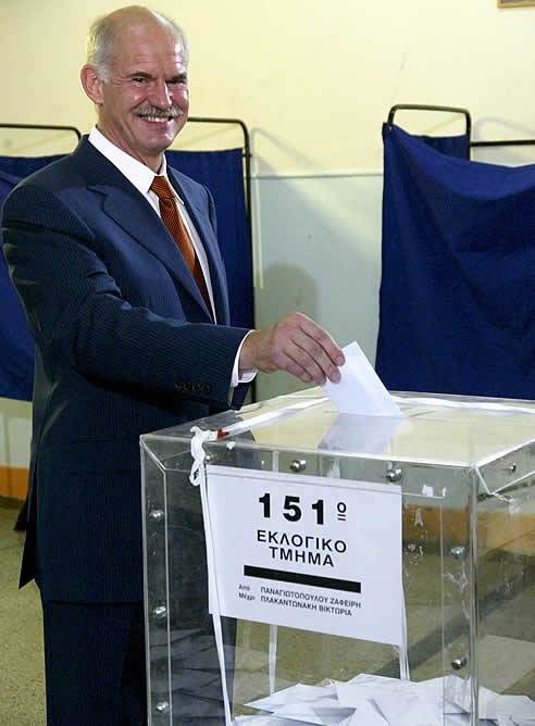 El líder del Partido Socialista, George Papandreou, ejerciendo su derecho a voto