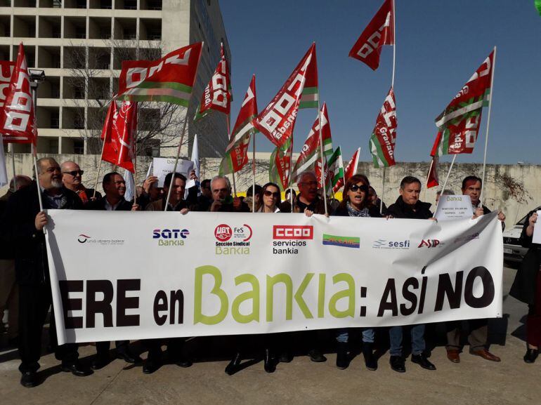 Concentración contra el ERE de Bankia en Granada