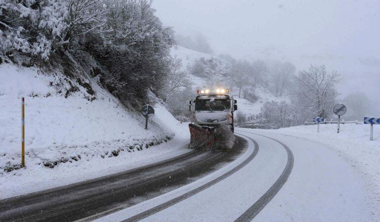 Catorce provincias en aviso por lluvia, nieve, viento y oleaje.