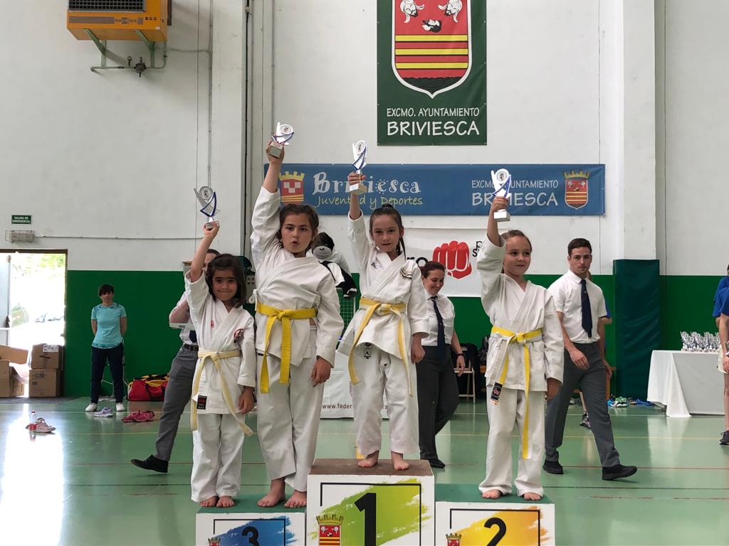 Las ribereñas Alejandra Lázaro (2ª) e Isabel Esteban (3ª) en Kata hasta cinturón amarillo