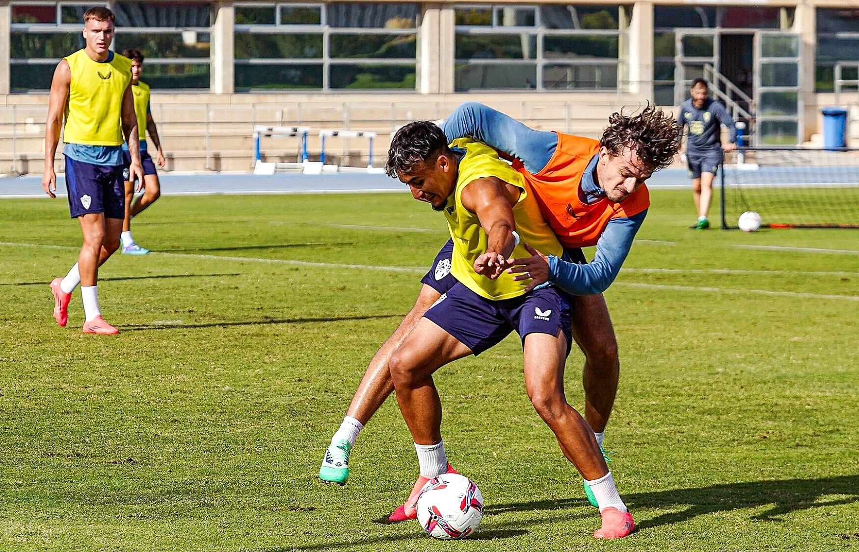 Radovanovic y Rachad peleando por el control del balón para sumar opciones de volver.