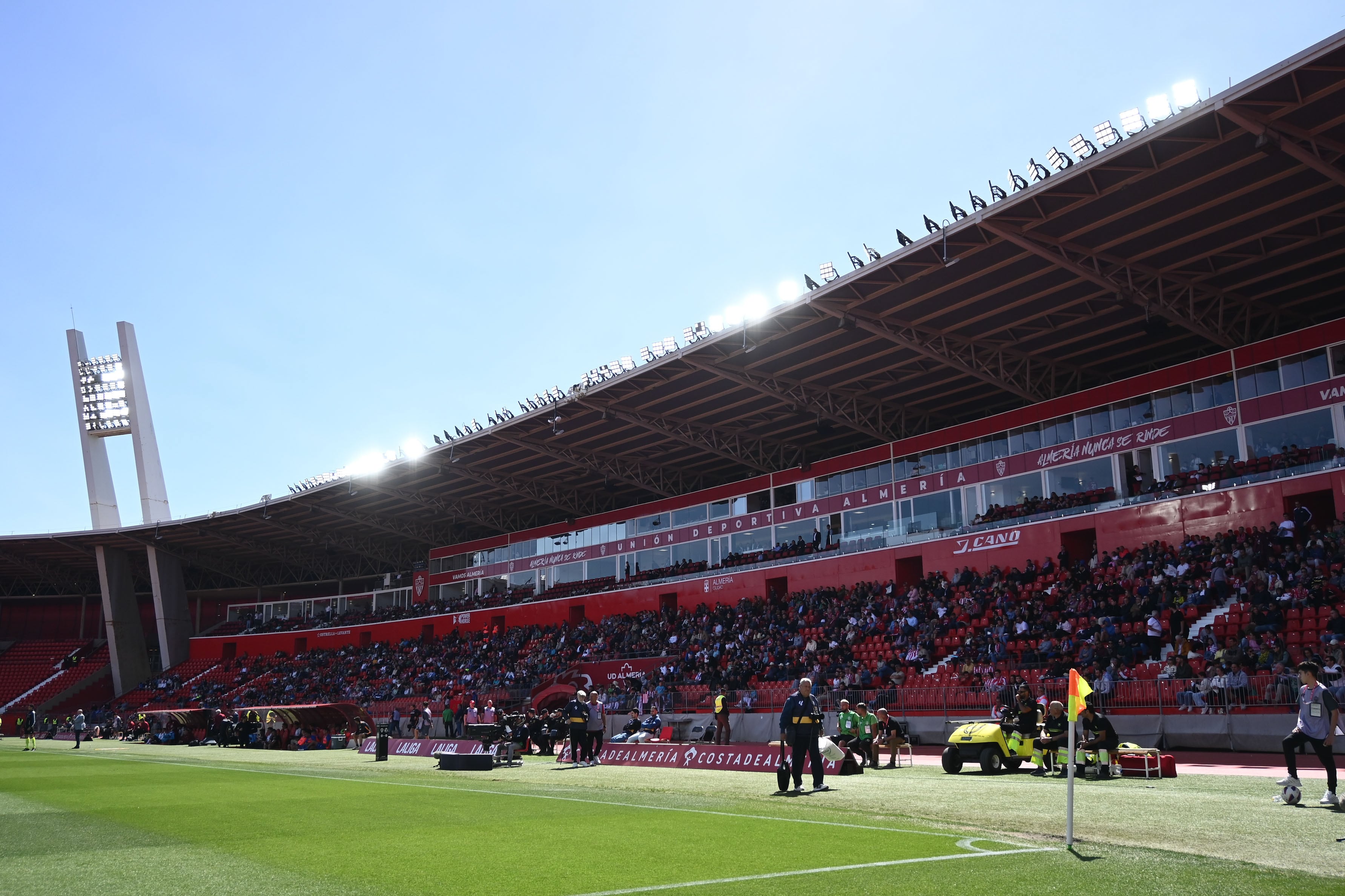 El Almería firmó el descenso matemático y ahora se pone en marcha para diseñar su nuevo modelo deportivo en Segunda.