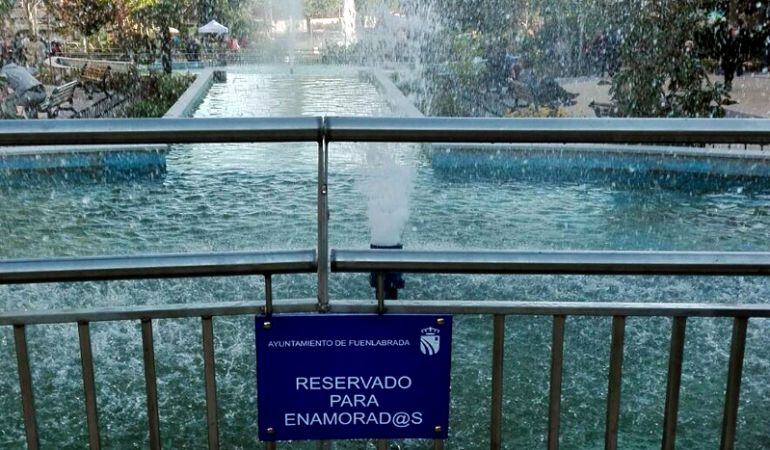 Los bancos reservados para enamorados están junto a la fuente del reformado Bulevar Primero de Mayo.