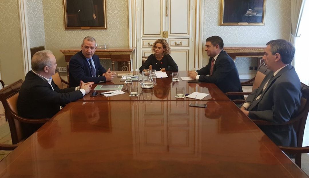 La ministra de Política Territorial, Meritxell Batet, junto al presidente de la Diputación de jaén, Francisco Reyes (a su izqda) y otros responsables de la asociación.