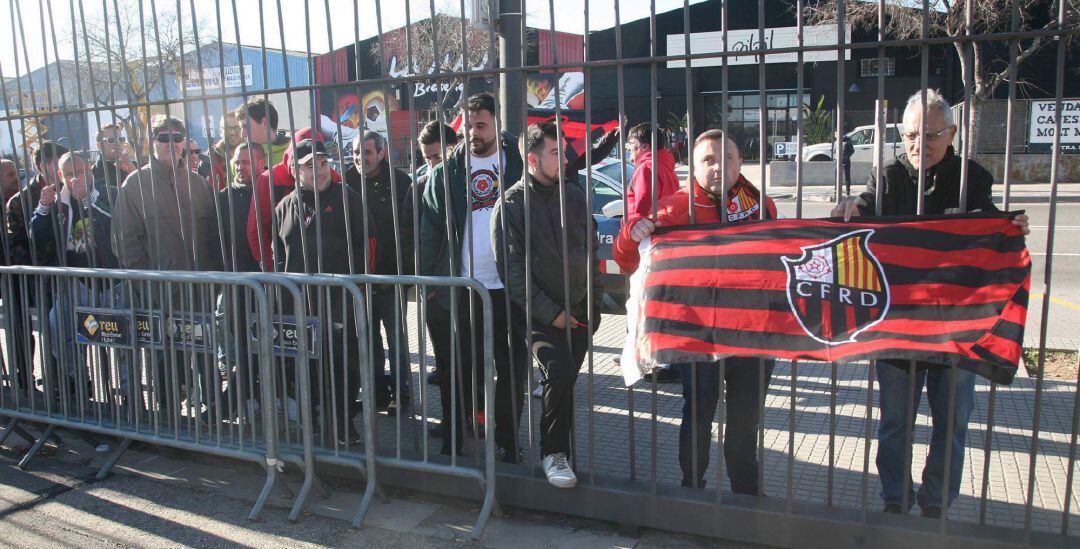 Aficionados del Reus, en el exterior del estadio durante la comparecencia del máximo accionista del club, Joan Oliver