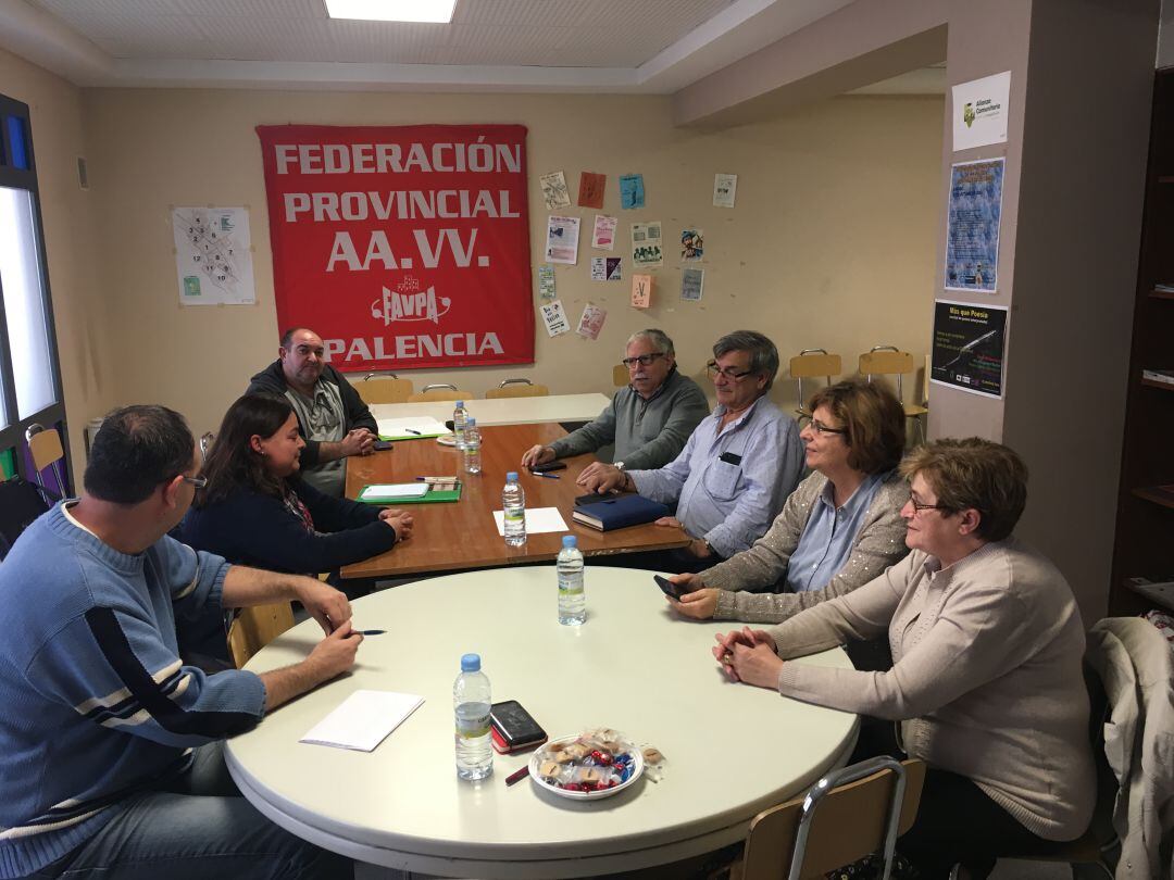 Reunión entre Ganemos y la Federación de Vecinos de Palencia