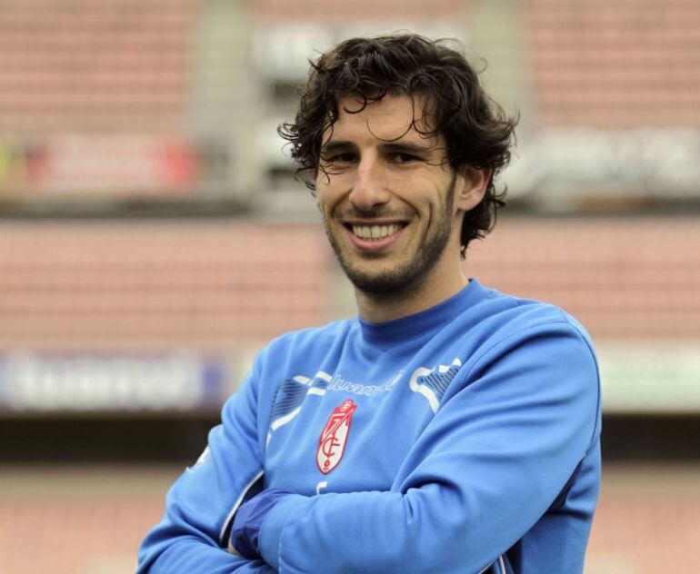 El central madrileño Diego Mainz posa en el Estadio de Los Cármenes