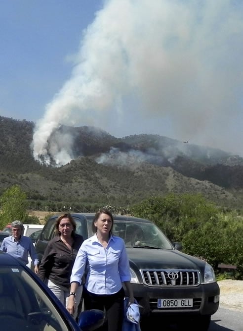 María Dolores de Cospedal, María Luisa Soriano y Leandro Esteban, durante la visita que han realizado esta mañana a la zona del incendio forestal de Albacete