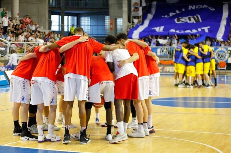 Los jugadores de la Fundación Lucentum y Real Canoe sobre el parquet del Pedro Ferrándiz 