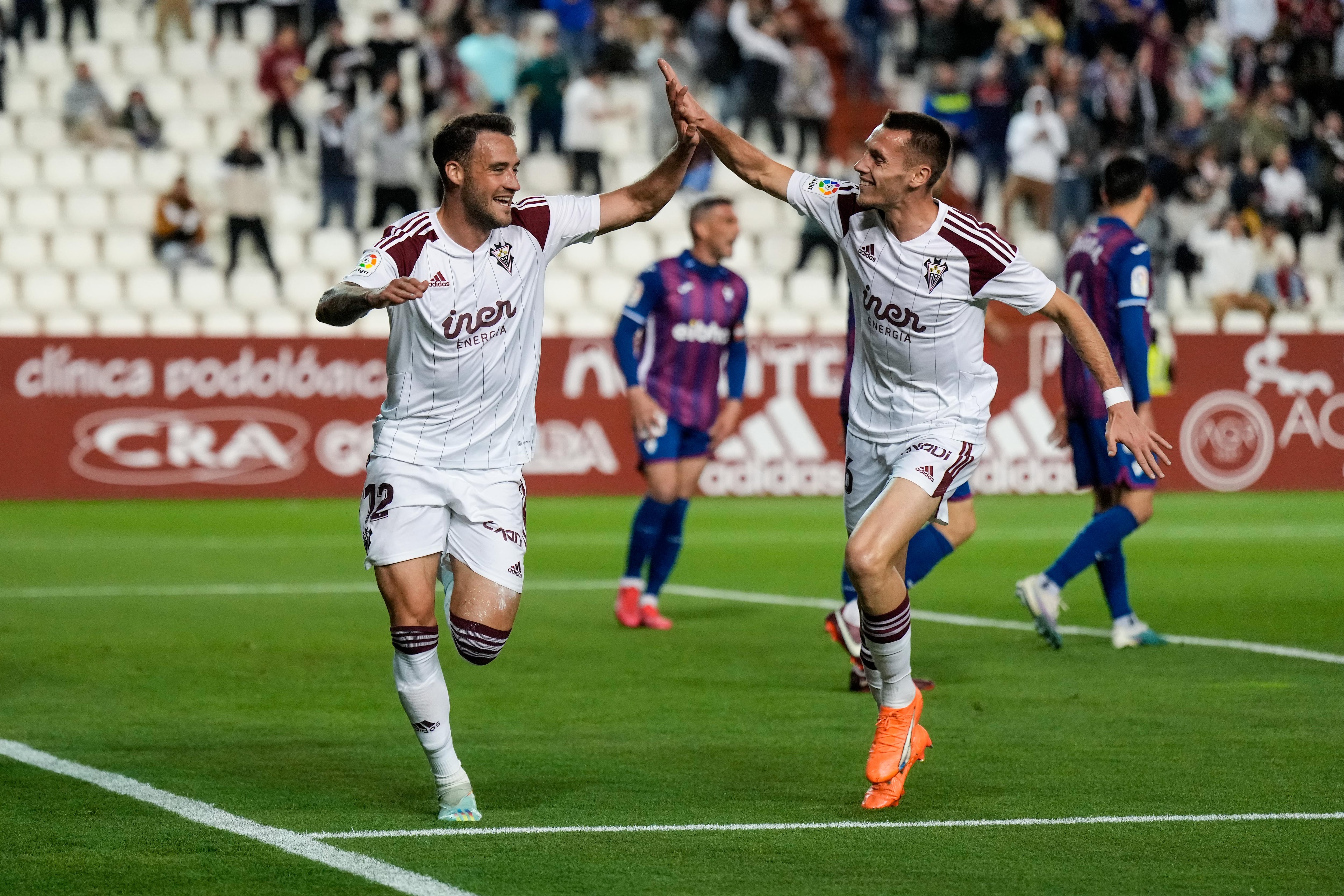 Higinio y Dubasin celebran un gol con el Albacete