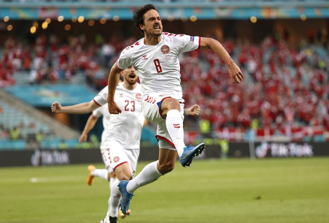 Thomas Delaney celebrando el primer gol de Dinamarca