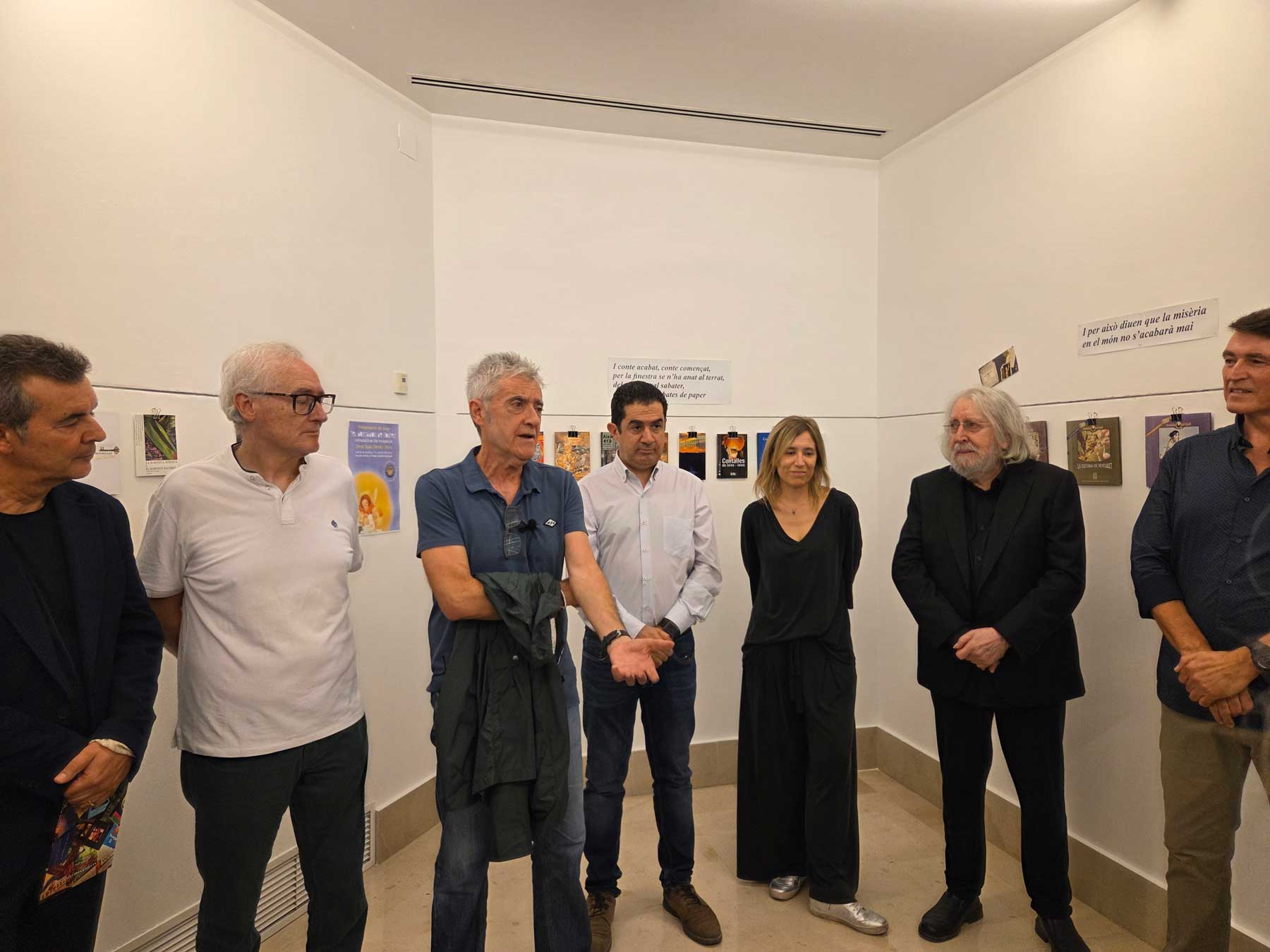 Jordi Botella, durant la seua intervenció, junt a Joan Borja, Vicent Brotons, Toni Francés, Elisa Guillem, Toni Miró i Jordi Raül Verdú