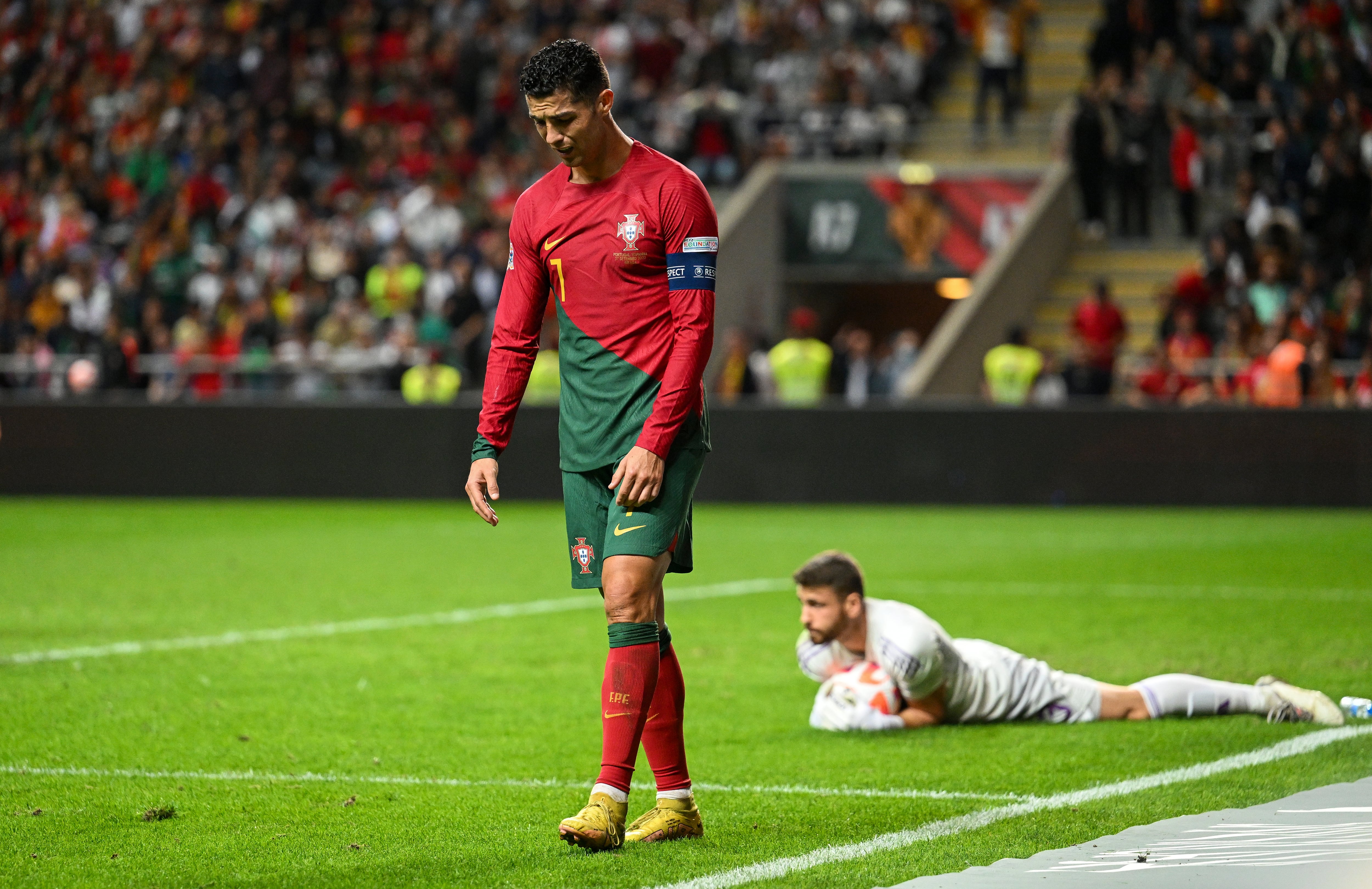 Cristiano Ronaldo lamenta una de sus ocasiones falladas ante Unai Simón.