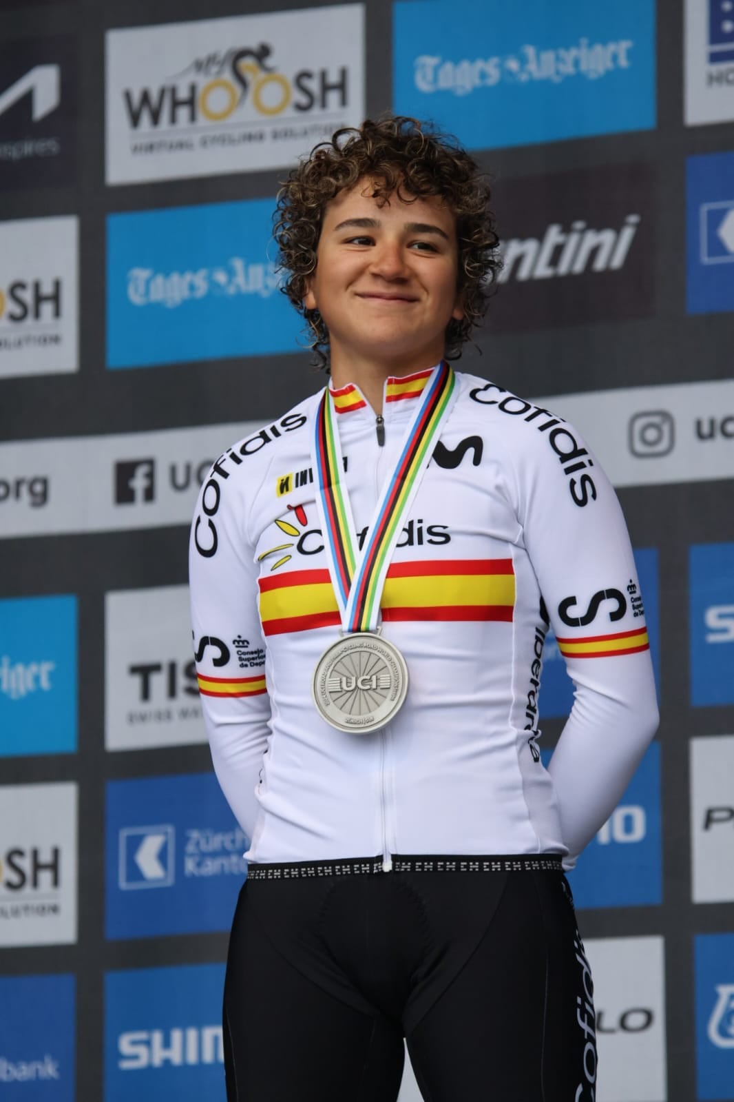 Paula Ostiz en el podio del mundial en Zurich con la medalla de plata junior