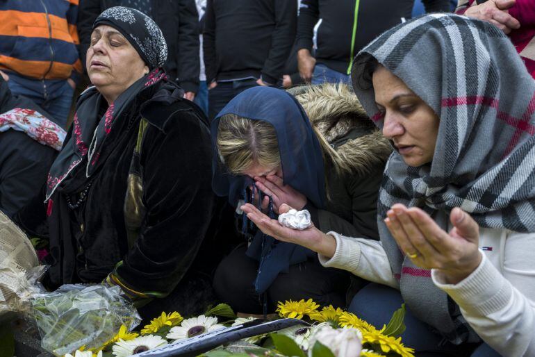 Familiares de la joven Layan Nasser, de 18 años que falleció en el atentado de Estambul, lloran durante su funeral en Israel.  