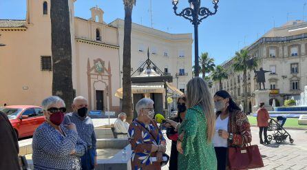 Tere y Manolo, dos mayores que lograron superar juntos el confinamiento. Él, con la compañía de su mujer y ella, componiendo poesía