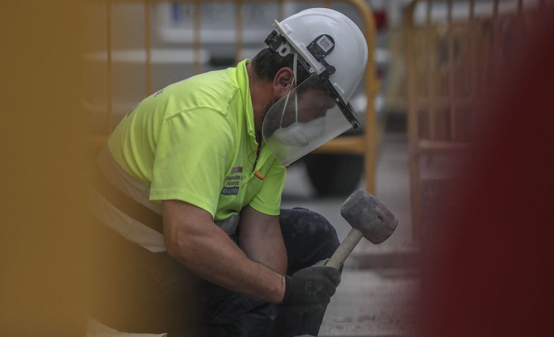 Un obrero trabaja en una obra en la Plaza Nueva el día en el que se reactiva la actividad laboral no esencial en las empresas cuyos empleados no puedan teletrabajar