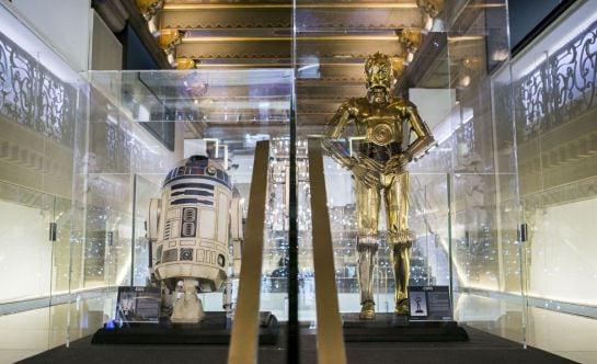 Los archiconocidos R2-D2 y C3PO dan la bienvenida a los visitantes