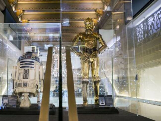 Los archiconocidos R2-D2 y C3PO dan la bienvenida a los visitantes